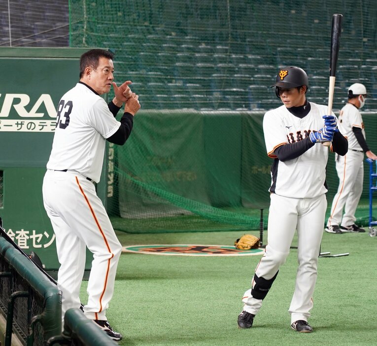 試合前に松原聖弥を熱血指導する原辰徳監督 ©︎Sankei Shimbun