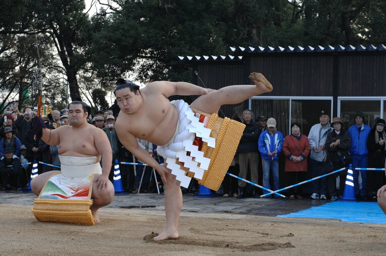 巡業中のレアな姿と綱入り　©BUNGEISHUNJU