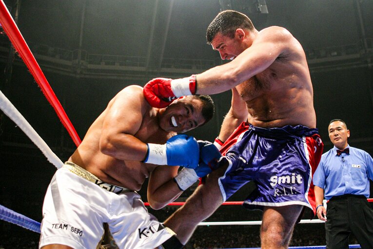 2007年9月、レイ・セフォーに強烈なローキックを浴びせるアーツ　©Susumu Nagao