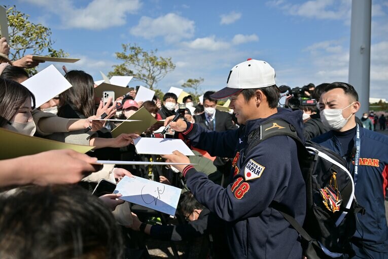 ファンの熱気に思わず苦笑する山本由伸　©Hideki Sugiyama