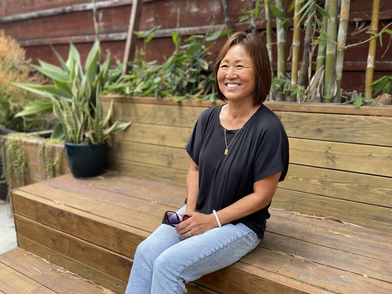 ロサンゼルスの自宅で取材に応じる久美子さん　©Aogu Tanaka