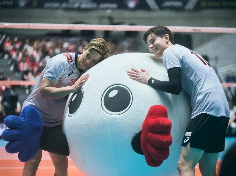 西田有志と高橋藍に挟まれたバボちゃん嬉しそう　©︎Yuki Suenaga