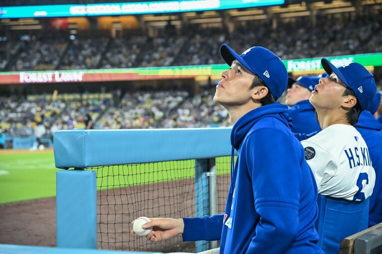 【テレビに映らない素顔の朗希／30枚超】ベンチで天を仰ぐ佐々木。果たしてその胸中は…？　©Nanae Suzuki