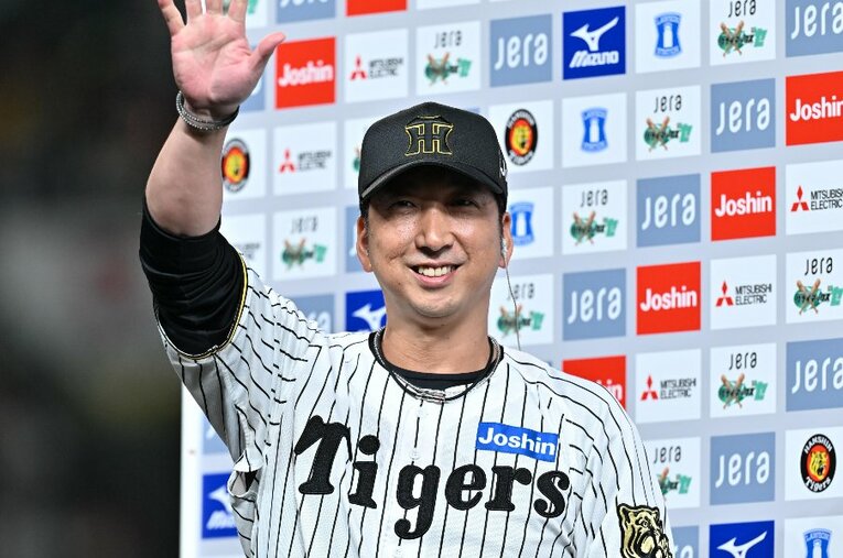 日本シリーズ進出を果たし、笑顔を浮かべる阪神の藤川球児監督。CSでも盤石の強さを見せた ／ photograph by Hideki Sugiyama