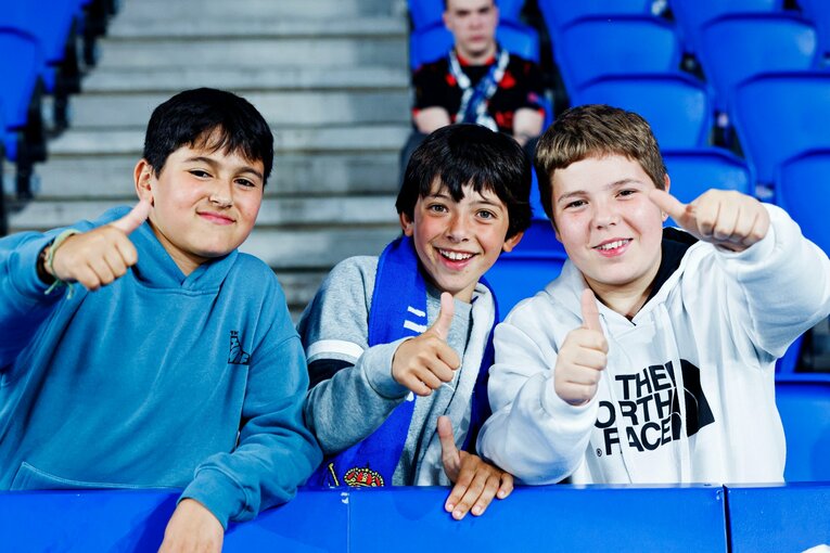 「久保建英がスペイン紙の一面に！」子供サポ「タケが決めるよ」予言通りマドリーを圧倒“ソシエダの熱狂”は翌日も…カメラマンは見た(5)