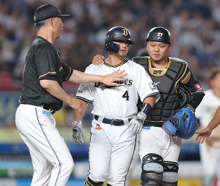 昨年8月のオリックス戦。死球を受けた森友哉（29歳）をなだめる田村。森は田村の1学年下で、小・中学時代は同じエリアで野球をしていた　©Sankei Shimbun