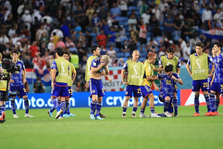 長友が南野を起き上がらせる　©Kazuo Fukuchi/JMPA