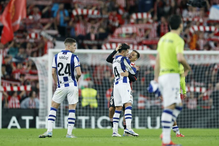 試合後のピッチでは懐かしい再会を喜ぶ姿も ©Daisuke Nakashima