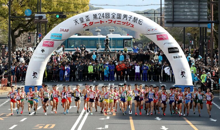4年前、2019年1月に行われた都道府県対抗駅伝。号砲と同時に駆け出す1区の高校生ランナーたち。三浦龍司（洛南・当時2年）ら、その後箱根駅伝を沸かす選手たちが多数走っていた　©JIJI PRESS