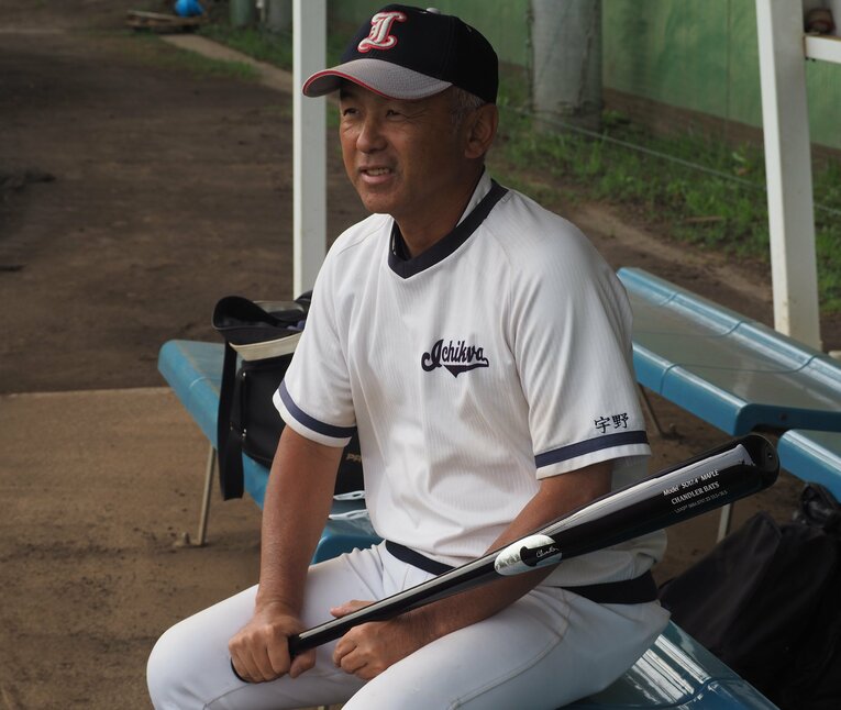 大谷モデルのバットを持ってきてくれた宇野さん　©Number Web