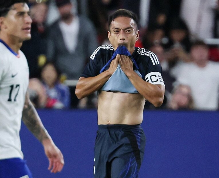 センデハス（17番）にゴールを決められ長友はこの表情　©JIJI PRESS