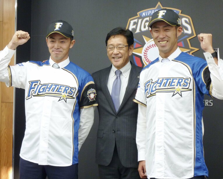 2018年12月に秋吉亮（右）とともに日本ハムへトレードでやってきた谷内亮太　©︎KYODO