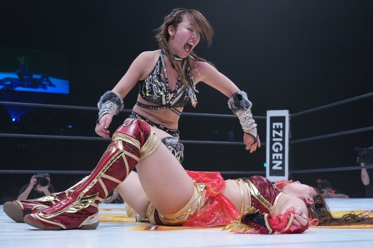 青野未来を攻め続けた桜井麻衣だったが……。1月3日、大田区総合体育館　©Essei Hara
