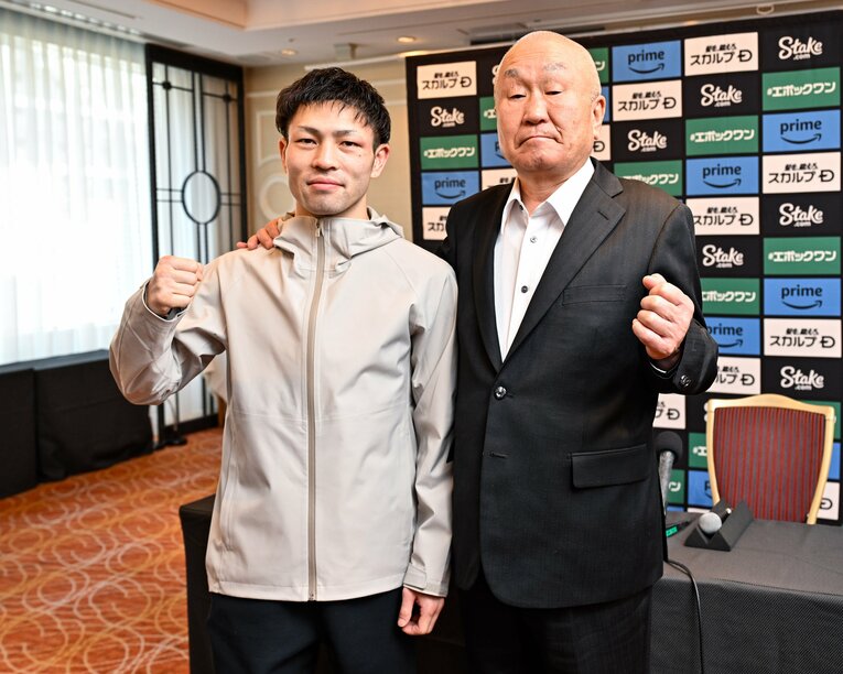 一夜明け会見でのユーリ阿久井政悟と守安竜也会長　©Hiroaki Yamaguchi