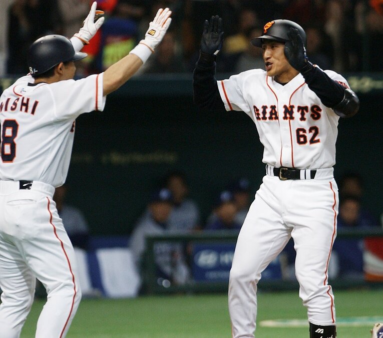 本塁打を放ち喜ぶ原　©JIJI PRESS