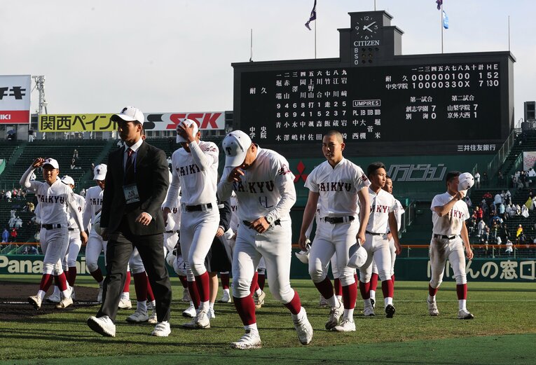中央学院に敗れ肩を落とす耐久の選手たち。坊主と長髪が混在するチームはいまも珍しい　©JIJI PRESS