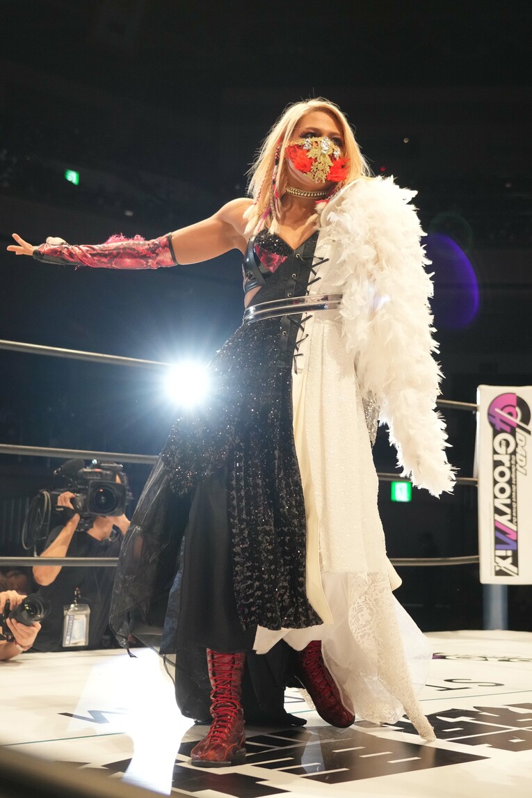 ジュリアは赤いベルトを10回防衛していたしていた朱里に挑んだ