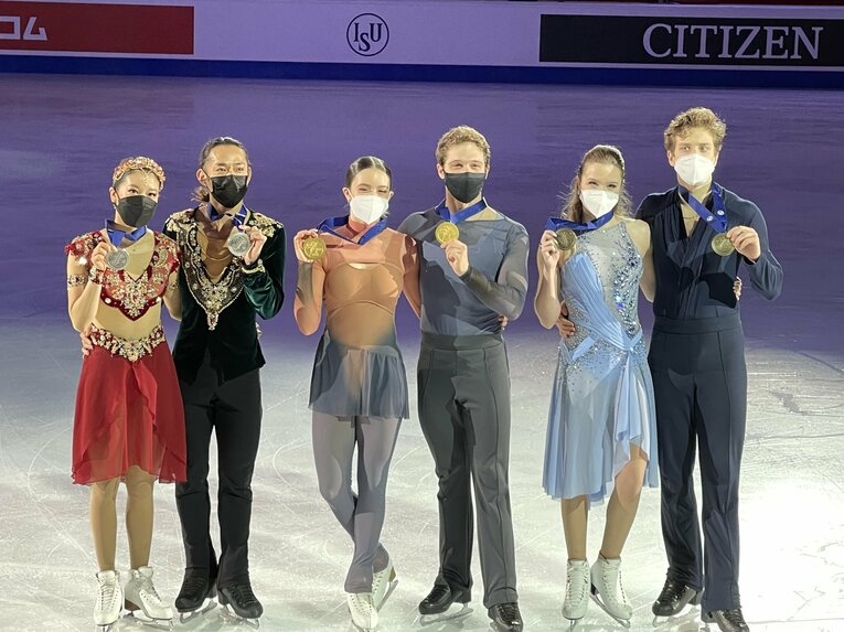 村元・高橋組（左）は日本勢として初の銀メダルを獲得した　©Akiko Tamura