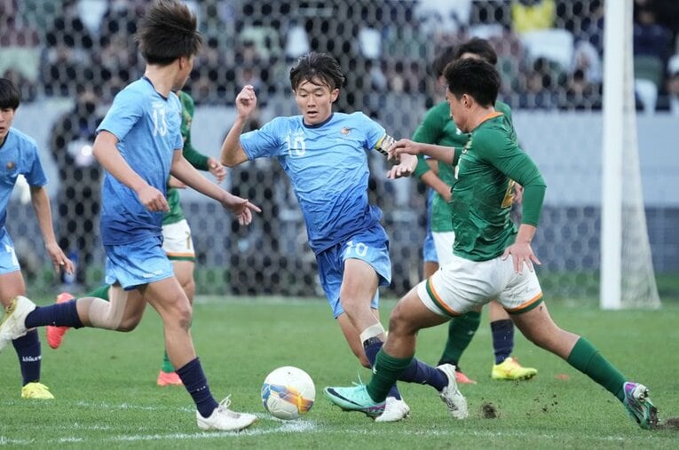 3バックの一角を担いながら「10番」を背負い、アグレッシブな攻撃参加で存在感を残した近江・金山耀太（3年） ／ photograph by Hiroki Watanabe/Getty Images