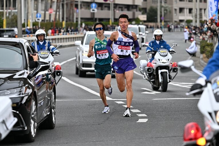 12km手前、浜須賀交差点で佐藤の後ろにピッタリとつき、プレッシャーを与える太田　©Naoya Sanuki