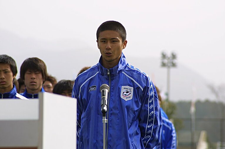 2001年当時の坪井慶介。乾監督のもと、大学4年間で大きな成長を遂げ、日本代表まで登りつめた。 ／ photograph by JUFA/Reiko Iijima