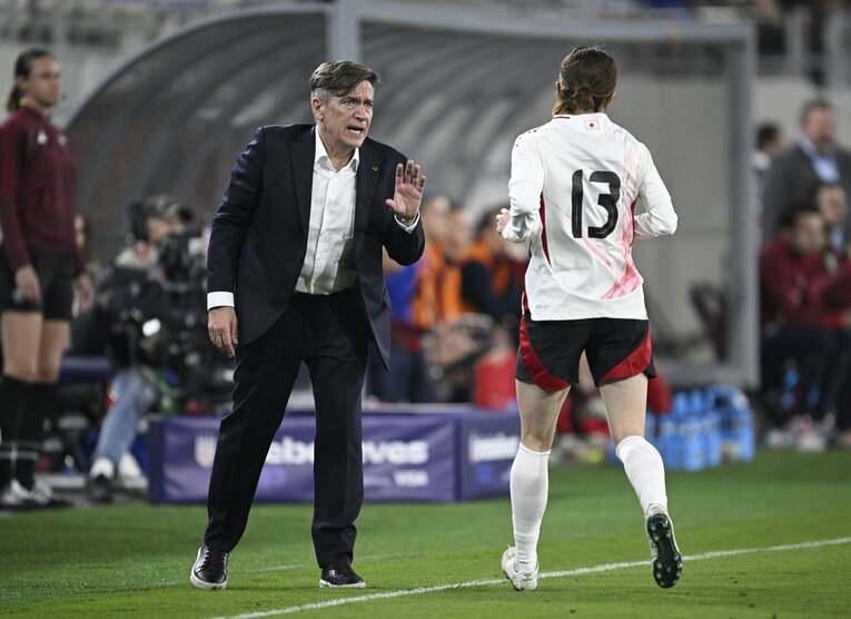 アメリカ戦、北川に声をかけるニールセン監督　©Getty Images