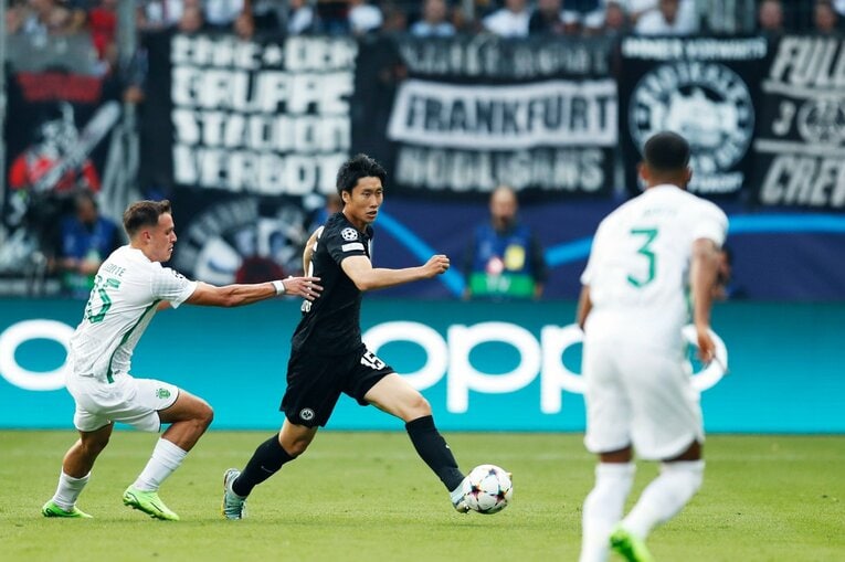 「“鎌田大地と守田英正が一緒に写った1枚”を狙いたいけど…」「長谷部誠はすでにコーチのように」CL日本人対決と“美しい夕焼け”撮影ウラ話(12)