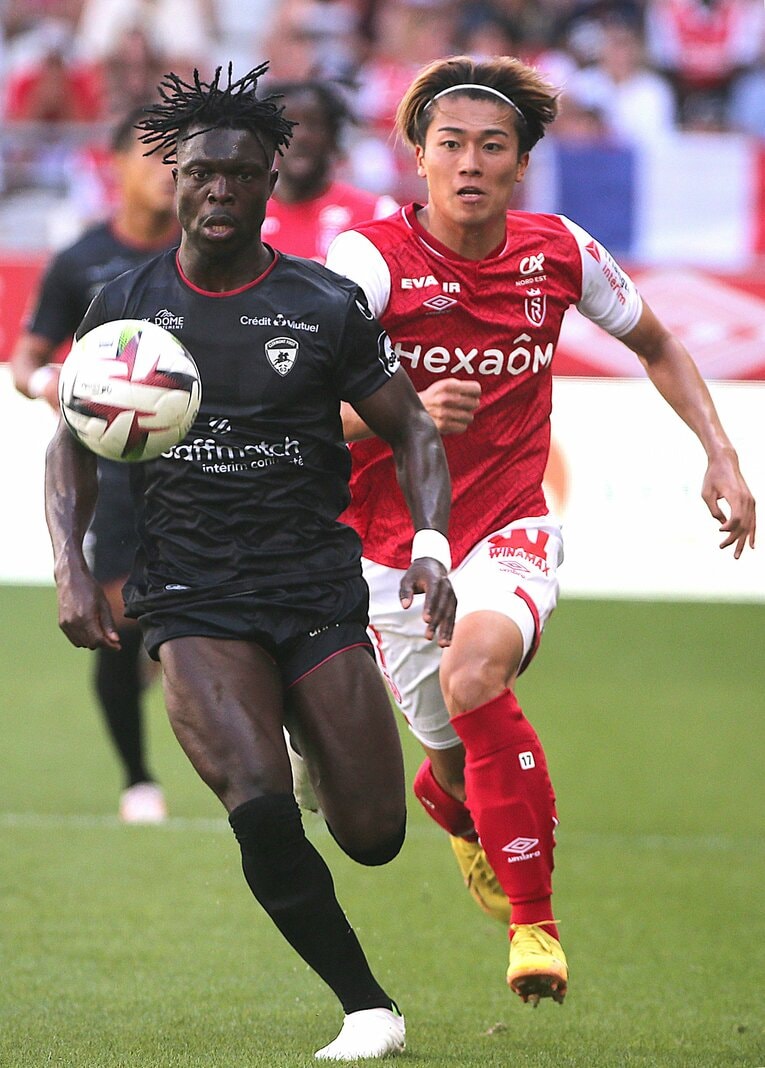 クレモルン戦の中村。ソックスの形状に注目してみるとちょっと妙な感じ…　©AFP/JIJI PRESS