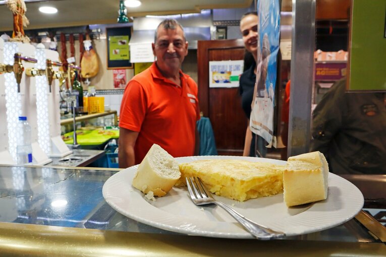 トルティージャの撮影を見守る店主