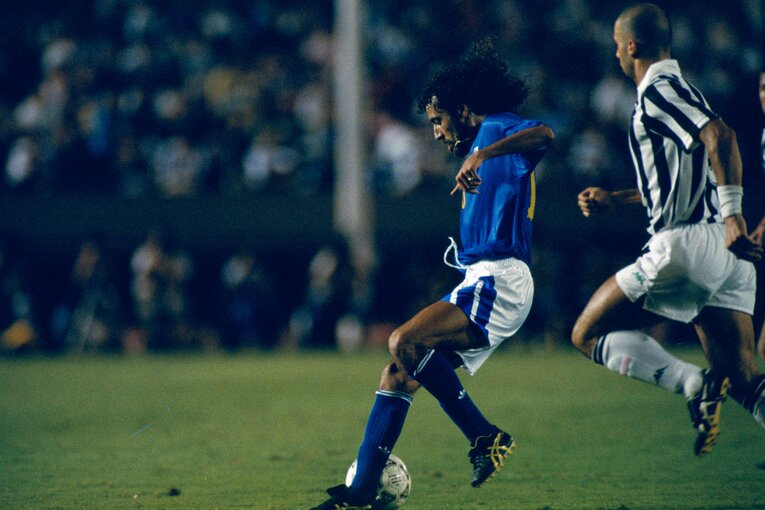 92年に来日し、日本代表のラモス瑠偉をチェイスするビアッリ　©Sports Graphic Number