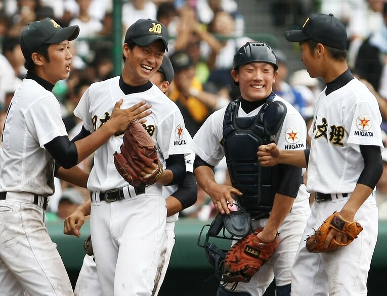 準決勝では11奪三振の快投を見せた伊藤（中左）と捕手の若林　©︎JIJI PRESS
