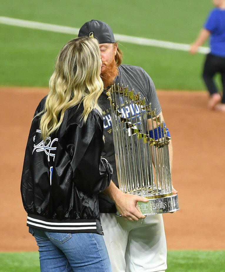 優勝トロフィーを持ちながら、奥さんとキスをする場面も　©Getty Images