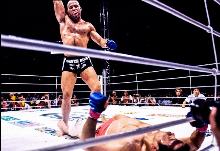 シウバの右がカウンターでヒットし、仰向けに倒れた桜庭