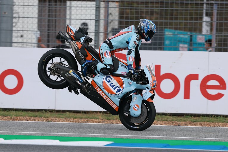 フリー走行でストッピーを披露する小椋　©Satoshi Endo