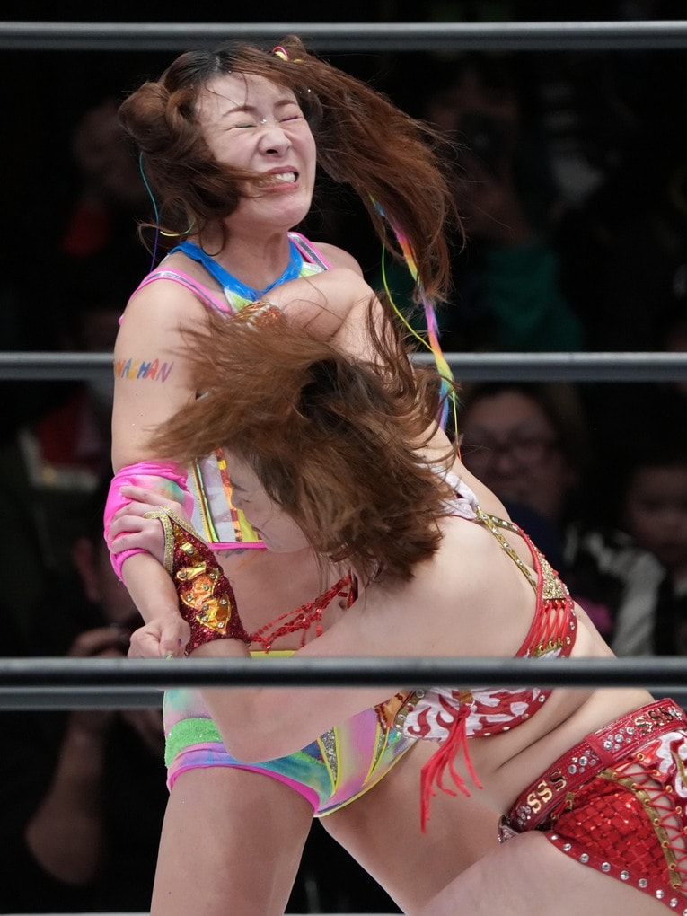 フワちゃんにエルボーをぶち込む　©Essei Hara