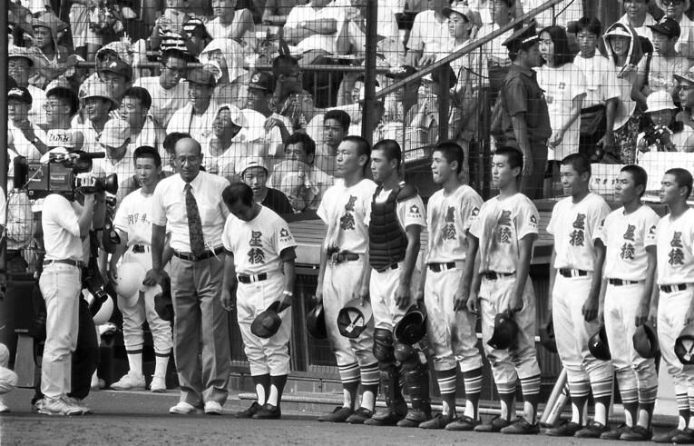 試合後、整列して明徳義塾の校歌を聞く星稜ナイン（松井秀喜は写真中央）©JIJI PRESS