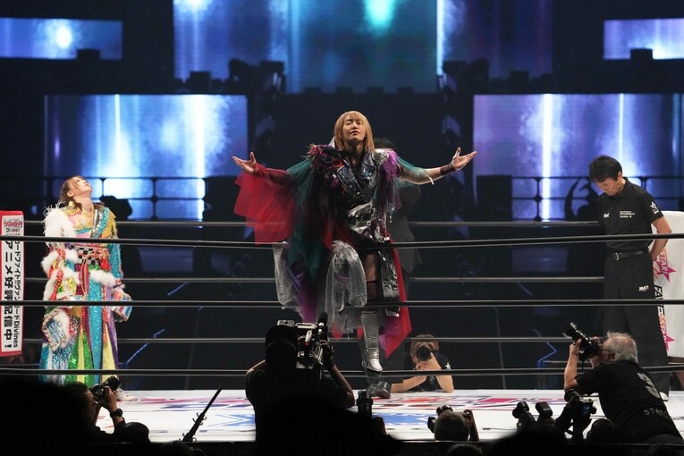 入場した朱里と、コーナーで天を仰ぐ岩谷麻優　©Masashi Hara