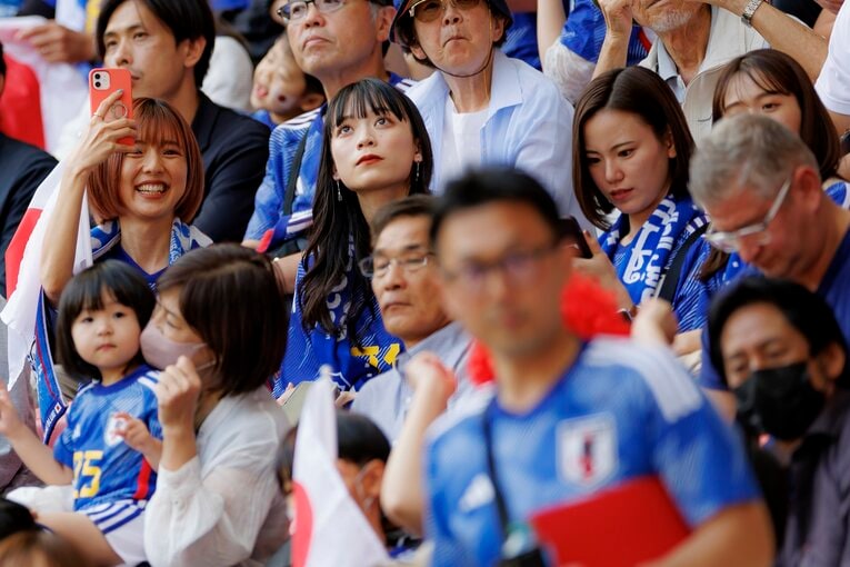 柴崎岳の妻・真野恵里菜と上田綺世の妻でモデルの由布菜月　©JMPA
