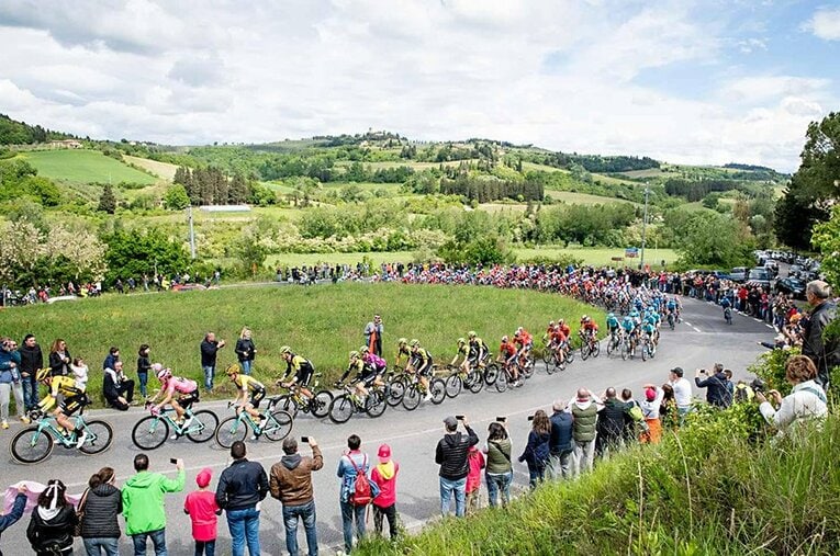 世界三大自転車レースの1つ「ジロ・デ・イタリア」。イタリアの町並みだけでなく、山岳地帯を走り抜ける。 ／ photograph by Sonoko Tanaka