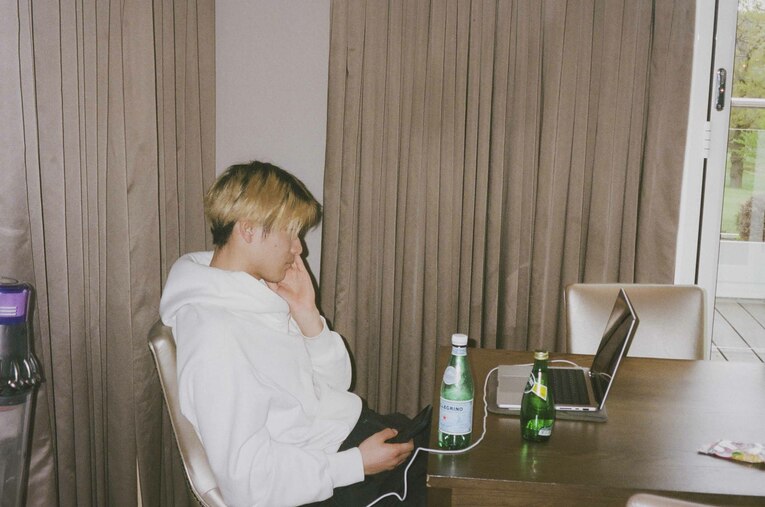 練習後、自宅でインタビューに応じてくれた橋岡。疲れた表情は見せず、終始笑顔だった　©︎Yudai Emmei