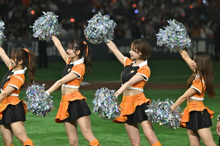 試合を盛り上げる巨人の公式マスコットガール「VENUS」　©Hideki Sugiyama