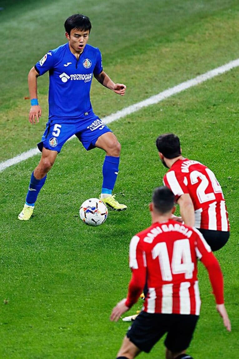 2枚のマーカーと対峙する久保©Daisuke Nakashima