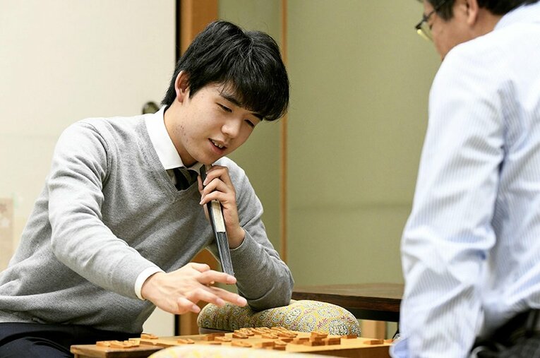 藤井聡太二冠は2019年、順位戦デビュー後18戦全勝という記録を樹立している ／ photograph by Kyodo News