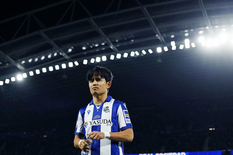 「クボは2回目だぞ！」マドリー名将が不服そうだが久保建英は「あんなのファールじゃないだろ？」とばかりに…“名門の圧vsソシエダの熱”を激写(2)