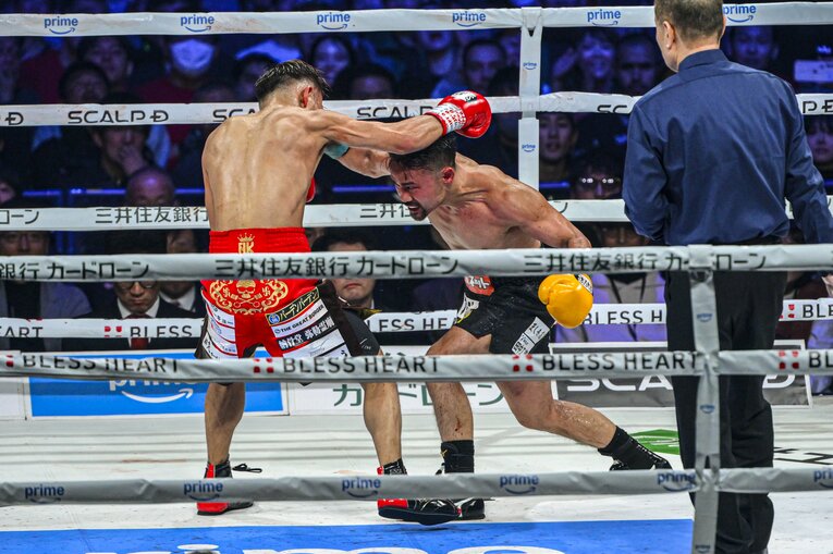 堤聖也vs.比嘉大吾。2月24日、有明アリーナ　©Takuya Sugiyama