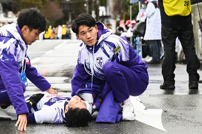 5区を必死に登りきった4年の金子伊吹を介抱する篠原。青学大に逆転され、突き放される展開となり、見守ることしかできなかった3年生エースは… ／ photograph by Nanae Suzuki