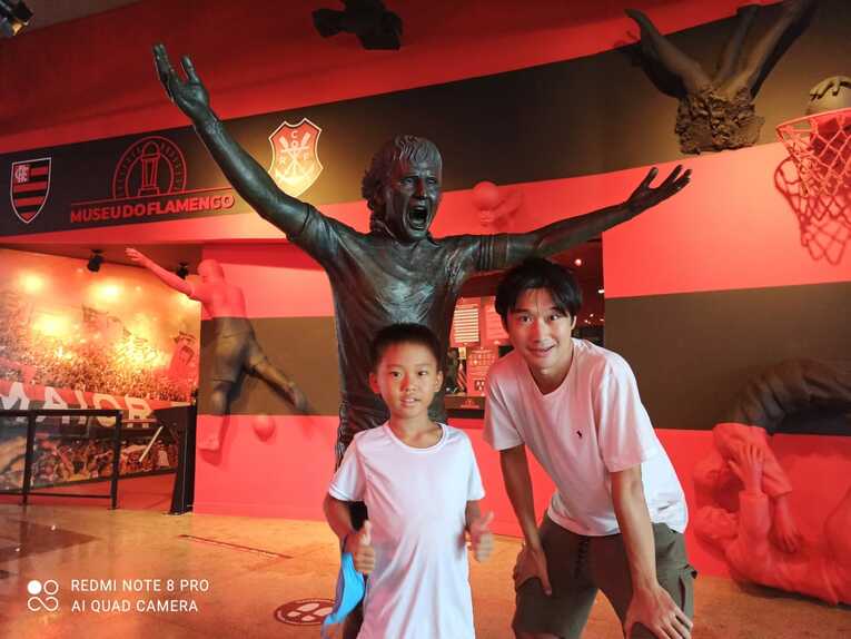 フラメンゴのクラブ本拠地にあるジーコの銅像の前で©Hiroaki Sawada