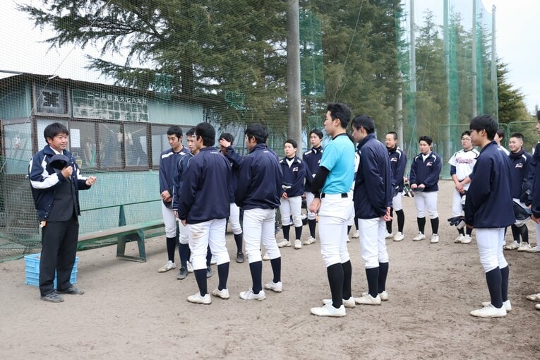 選手たちに指示を出す芳賀監督　©Genki Taguchi