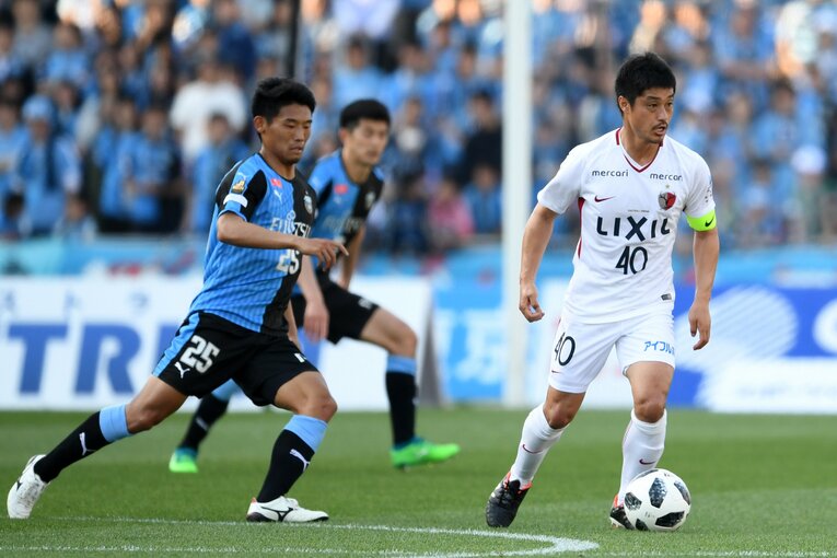 2018年に川崎フロンターレに入団。1年目からレギュラーとして活躍する。写真は同年4月の鹿島戦で小笠原満男とマッチアップ　©Getty Images