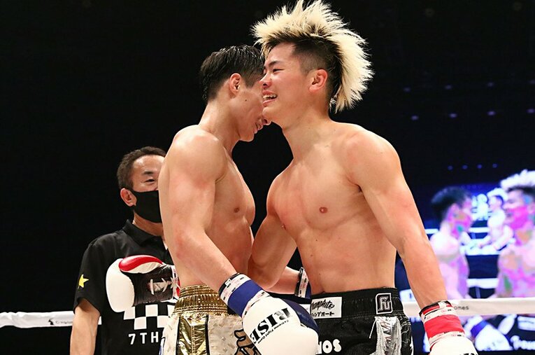 志朗戦を制した那須川天心（右）は試合のみならずその力のある言葉で多くの人々を魅了してきた ／ photograph by RISE